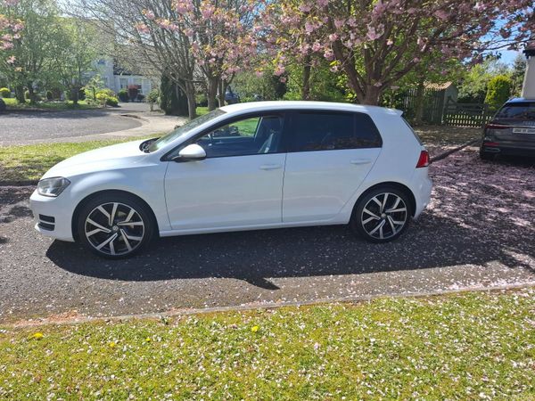 Volkswagen Polo Hatchback, Petrol, 2015, White