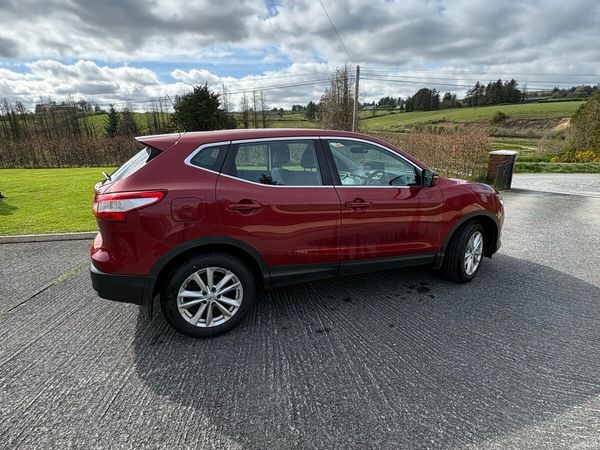 Nissan Qashqai Hatchback, Diesel, 2014, Red