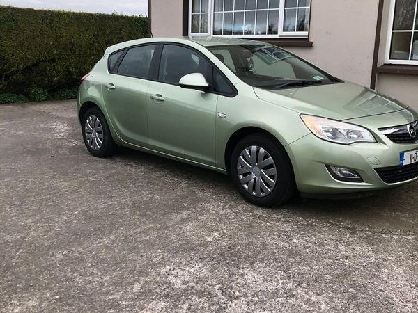 Opel Astra Hatchback, Petrol, 2011, White