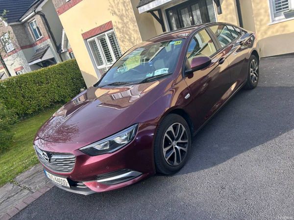 Opel Insignia Hatchback, Diesel, 2019, Red