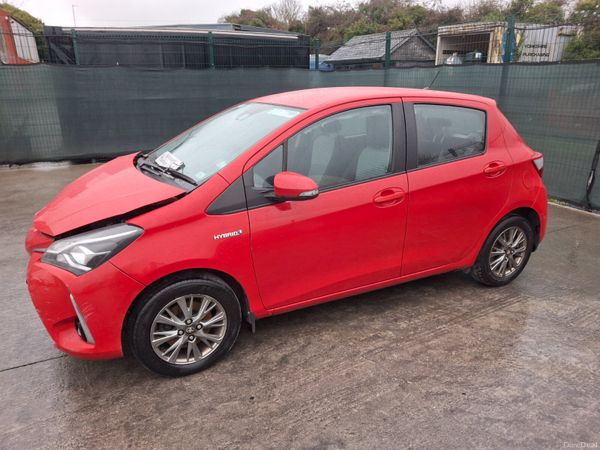 Toyota Yaris MPV, Petrol Hybrid, 2018, Red