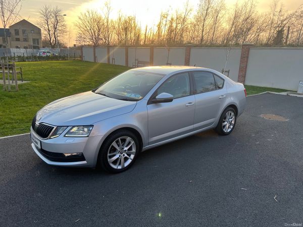 Skoda Octavia Saloon, Diesel, 2020, Grey