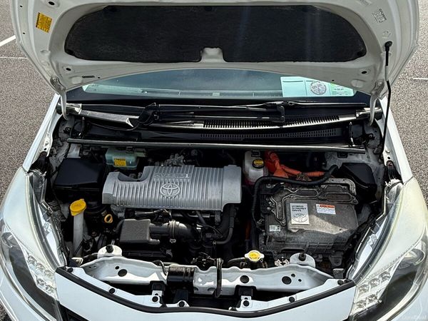Toyota Yaris Hatchback, Petrol Hybrid, 2013, White