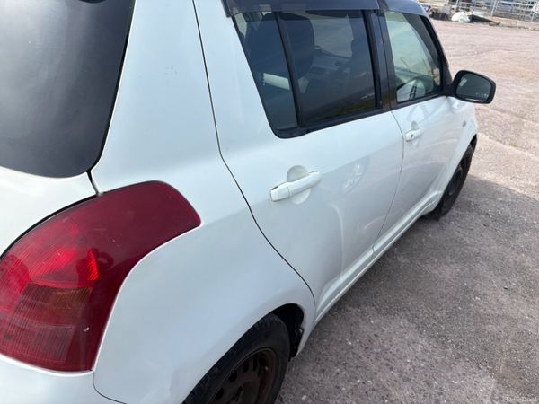 Suzuki Swift Hatchback, Petrol, 2004, White