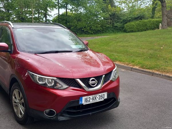 Nissan Qashqai Hatchback, Diesel, 2016, Red