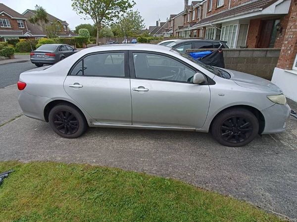 Toyota Corolla Saloon, Petrol, 2010, Silver