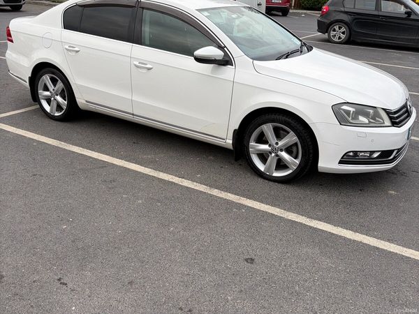 Volkswagen Passat Saloon, Petrol, 2013, White