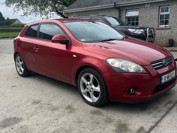 Kia Ceed Hatchback, Diesel, 2010, Red