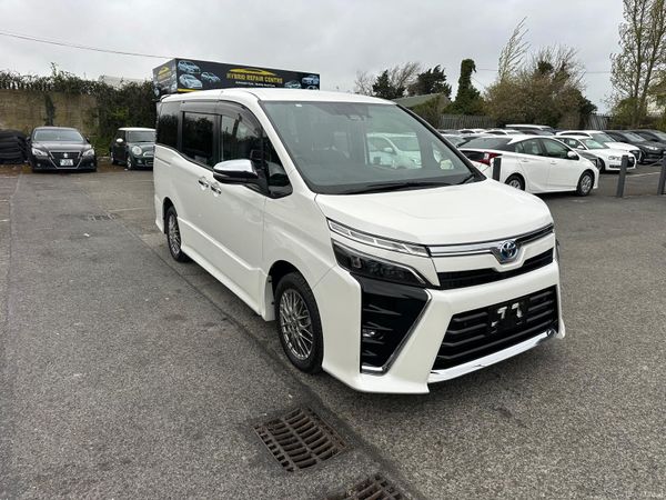 Toyota Voxy Van, Petrol Hybrid, 2020, White