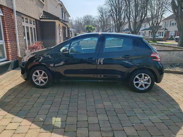 Peugeot 208 Hatchback, Diesel, 2015, Black