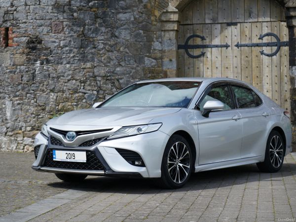 Toyota Camry Saloon, Petrol Hybrid, 2019, Silver