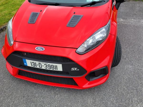 Ford Fiesta Hatchback, Petrol, 2013, Red