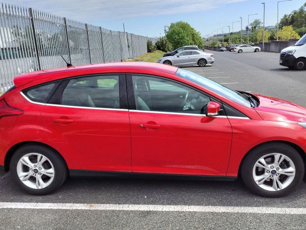 Ford Focus Hatchback, Petrol, 2013, Red