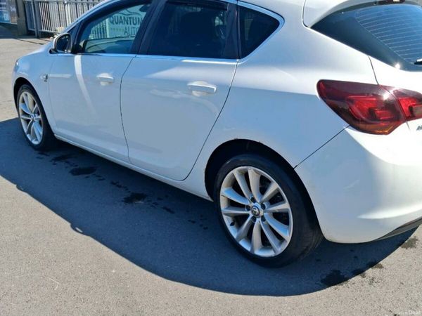 Vauxhall Astra Hatchback, Diesel, 2011, White
