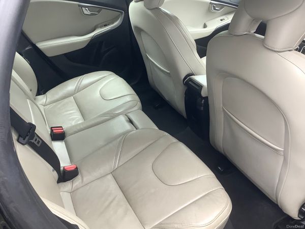 Volvo V40 Hatchback, Diesel, 2016, Black