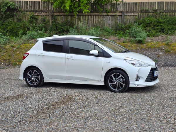 Toyota Yaris Hatchback, Petrol Hybrid, 2017, White