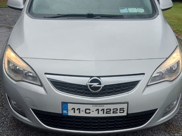 Opel Astra Hatchback, Petrol, 2011, Silver