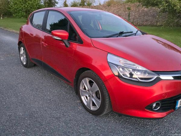 Renault Clio Hatchback, Petrol, 2015, Red