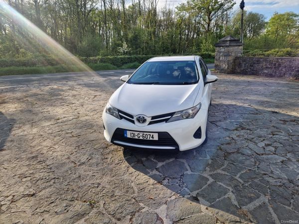 Toyota Auris Hatchback, Petrol, 2013, White