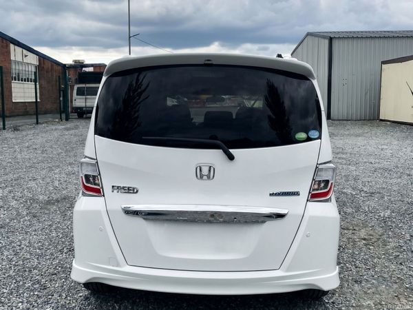 Honda Freed MPV, Petrol Hybrid, 2013, White