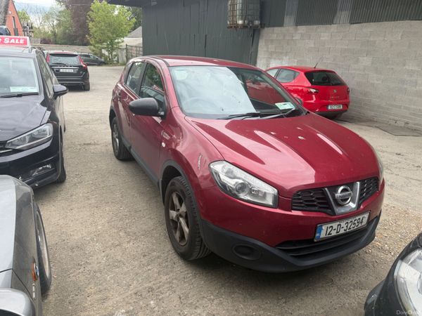 Nissan Qashqai Estate/Jeep, Diesel, 2012, Red