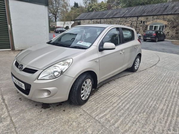 Hyundai i20 Hatchback, Petrol, 2011, Gold