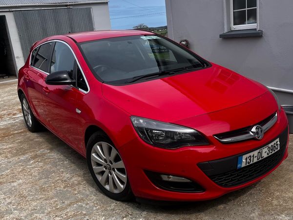 Vauxhall Astra Hatchback, Diesel, 2013, Red