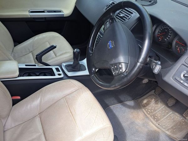 Volvo S40 Saloon, Diesel, 2012, Red