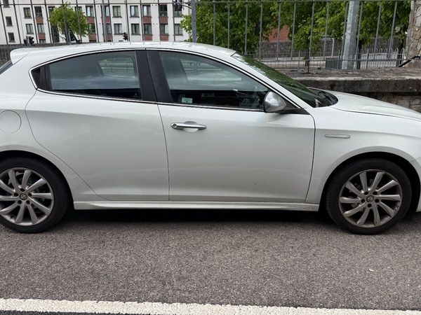 Alfa Romeo Giulietta Hatchback, Petrol, 2011, White