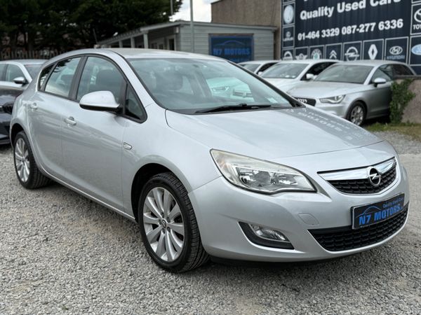 Opel Astra Hatchback, Petrol, 2012, Silver