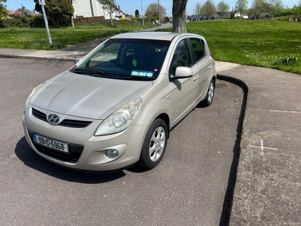 Hyundai i20 Hatchback, Petrol, 2009, Gold