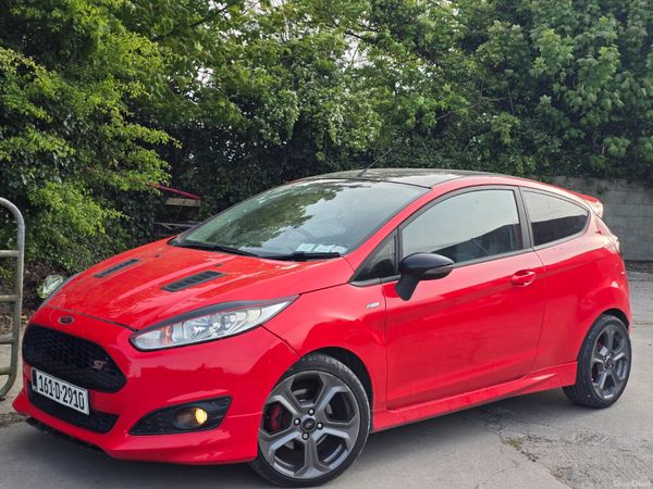 Ford Fiesta Hatchback, Petrol, 2016, Red