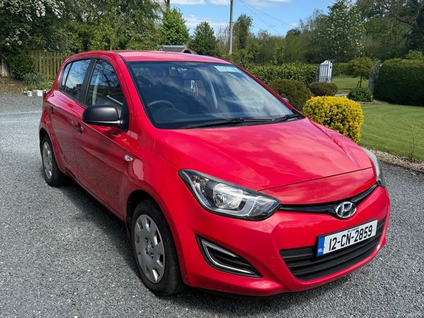 Hyundai i20 Hatchback, Petrol, 2012, Red