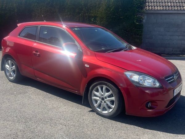 Kia Ceed Hatchback, Diesel, 2010, Red