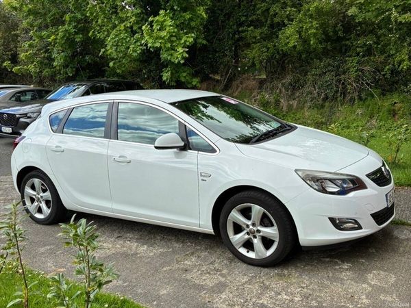 Vauxhall Astra Hatchback, Petrol, 2012, White