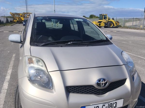 Toyota Yaris Hatchback, Petrol, 2010, Gold