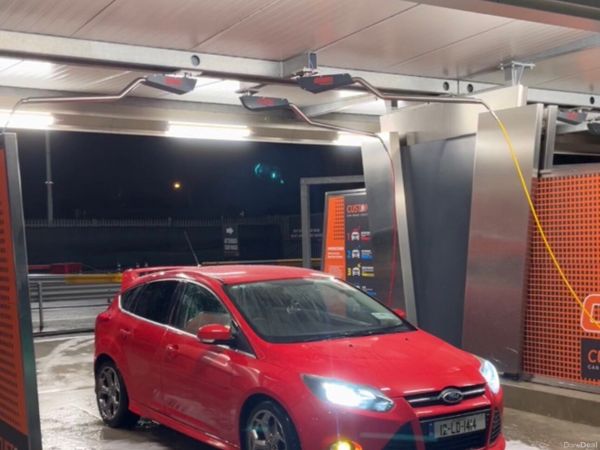 Ford Focus Hatchback, Petrol, 2012, Red