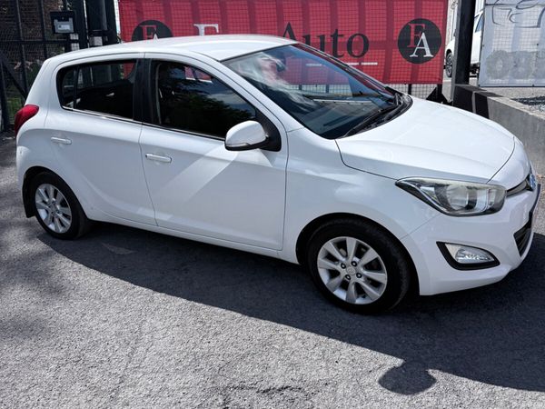 Hyundai i20 Hatchback, Petrol, 2013, White
