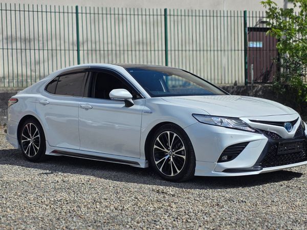 Toyota Camry Saloon, Petrol Hybrid, 2019, White