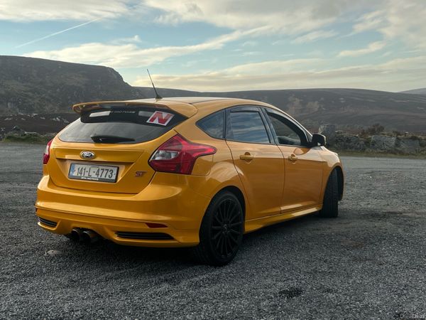 Ford Focus Hatchback, Petrol, 2014, Yellow