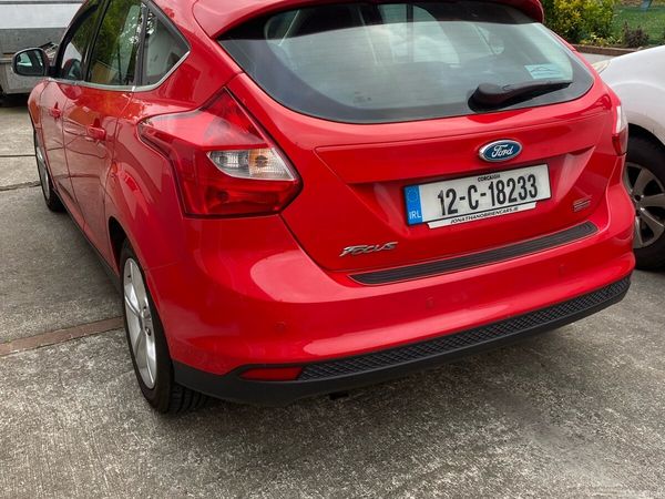 Ford Focus Hatchback, Petrol, 2012, Red