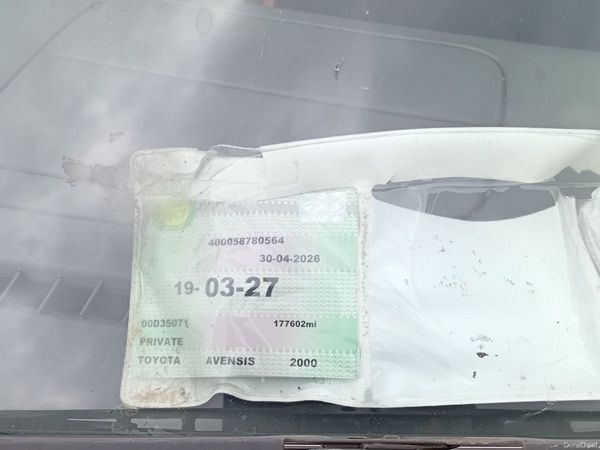 Toyota Avensis Saloon, Petrol, 2000, Silver