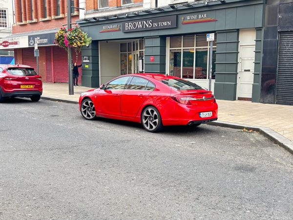 Vauxhall Insignia Hatchback, Diesel, 2017, Red