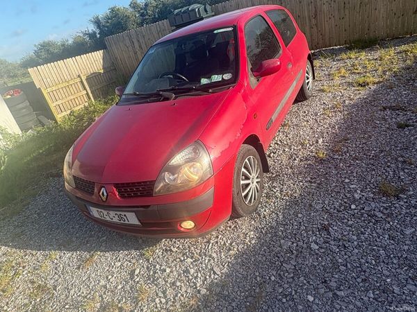 Renault Clio Hatchback, Petrol, 2002, Red