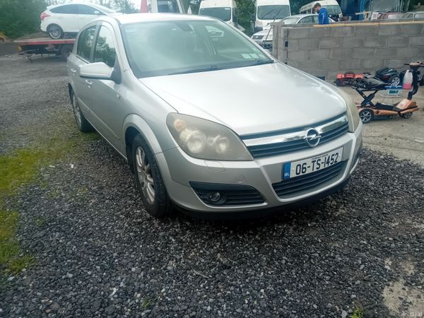 Opel Astra Hatchback, Petrol, 2006, Silver