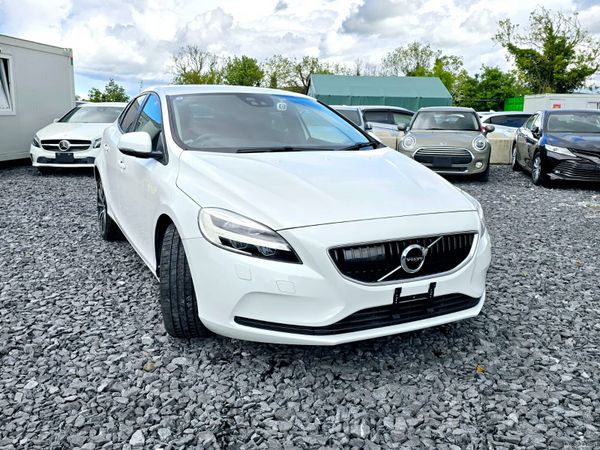 Volvo V40 Hatchback, Diesel, 2018, White