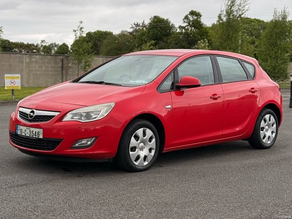 Opel Astra Hatchback, Petrol, 2010, Red