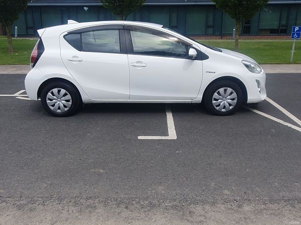 Toyota Aqua Hatchback, Petrol Hybrid, 2016, White