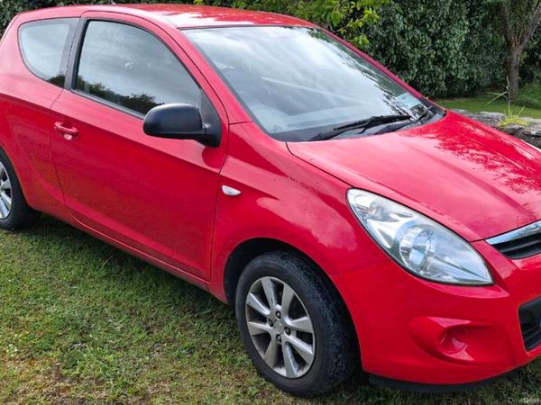 Hyundai i20 Hatchback, Petrol, 2009, Red