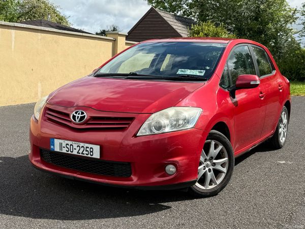 Toyota Auris Hatchback, Petrol, 2011, Red